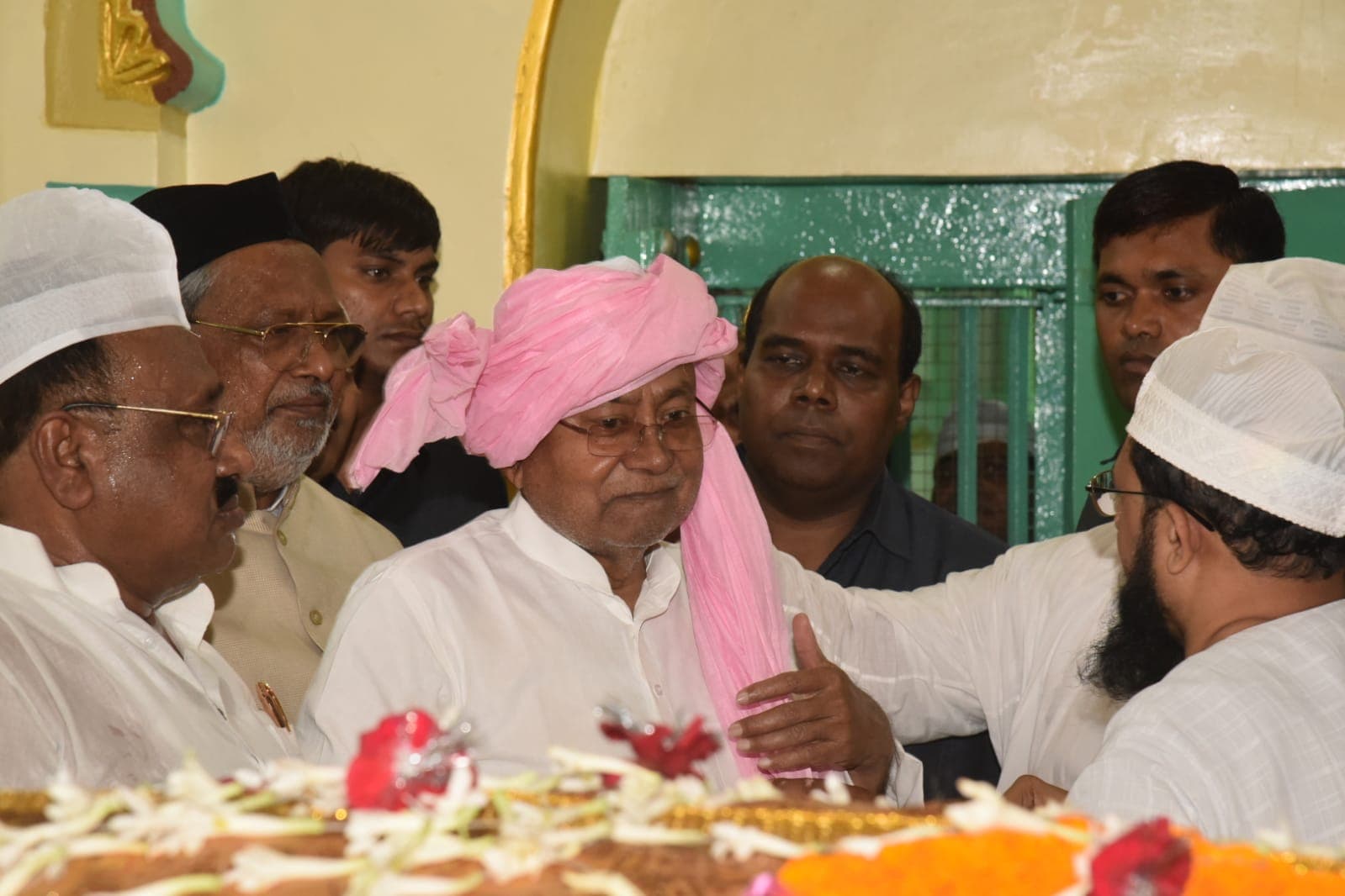PHOTOS: दरगाह पर चादरपोशी करते नीतीश कुमार की तस्वीरें, देखिए जब खानकाह मुजिबिया पहुंचे मुख्यमंत्री..