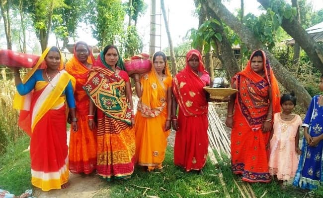 कोरोना से मुक्ति के लिए महिलाओं ने कोसी नदी तट पर की पूजा-अर्चना, चढ़ाया दही-चूड़ा का प्रसाद