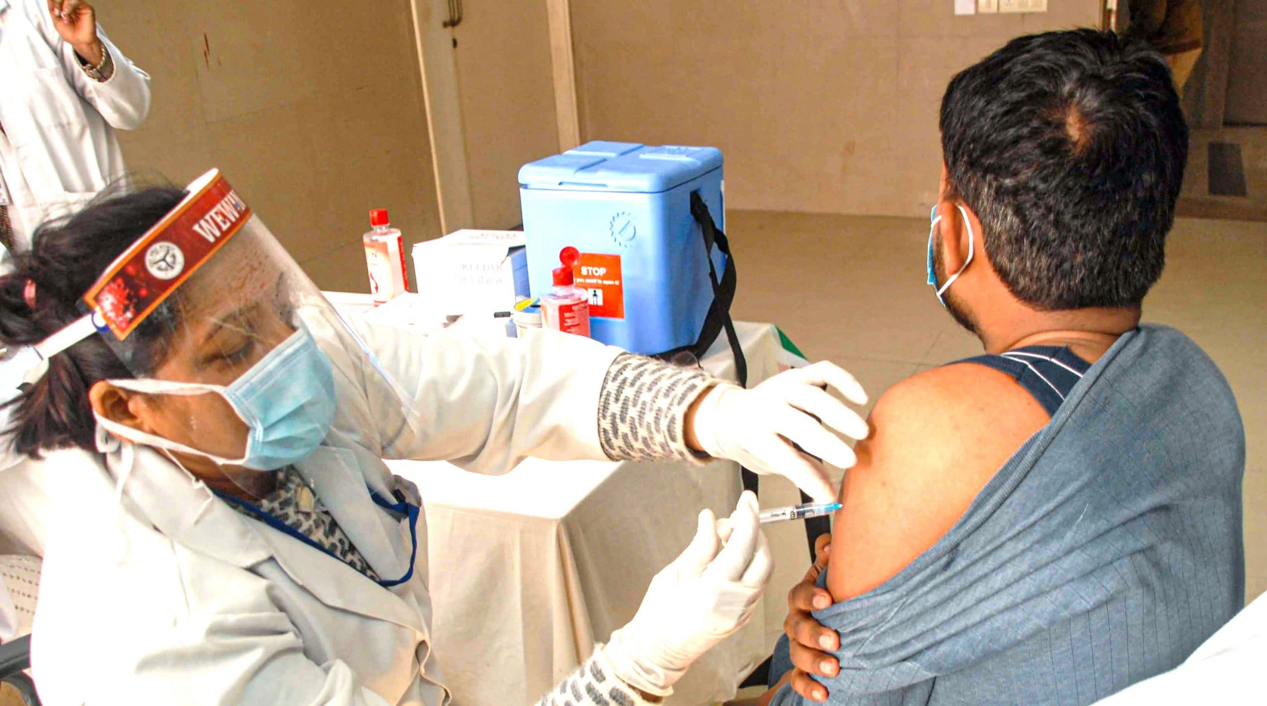 Coronavirus In West Bengal: अब हेल्थवर्कर्स को लगेगा Covaccine, बॉन्ड साइन करना होगा