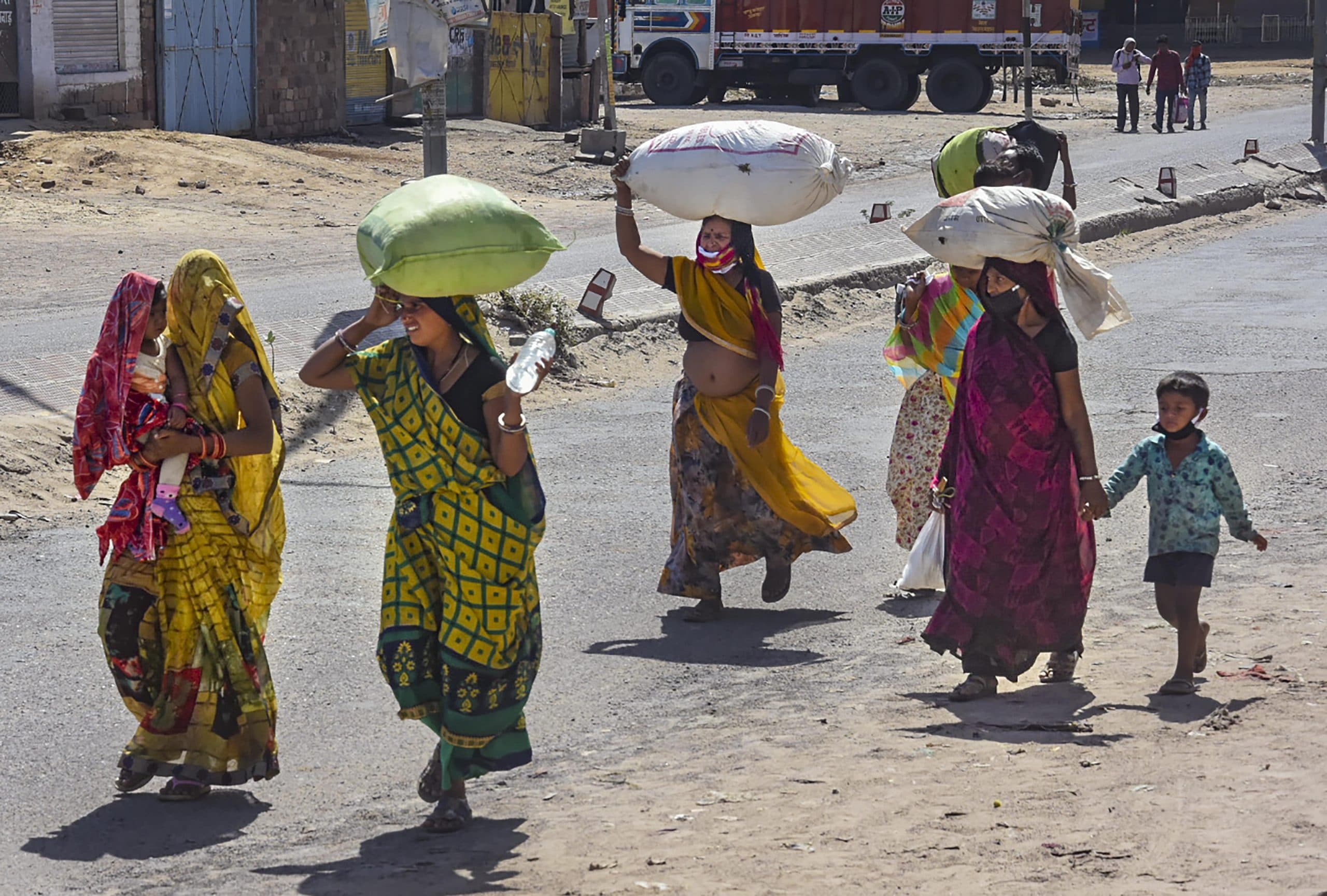 Coronavirus Lockdown : पैदल चल रहे श्रमिकों को उत्तर प्रदेश सीमा तक छोड़ने के लिए राजस्थान रोडवेज ने भेजी 110 बसें