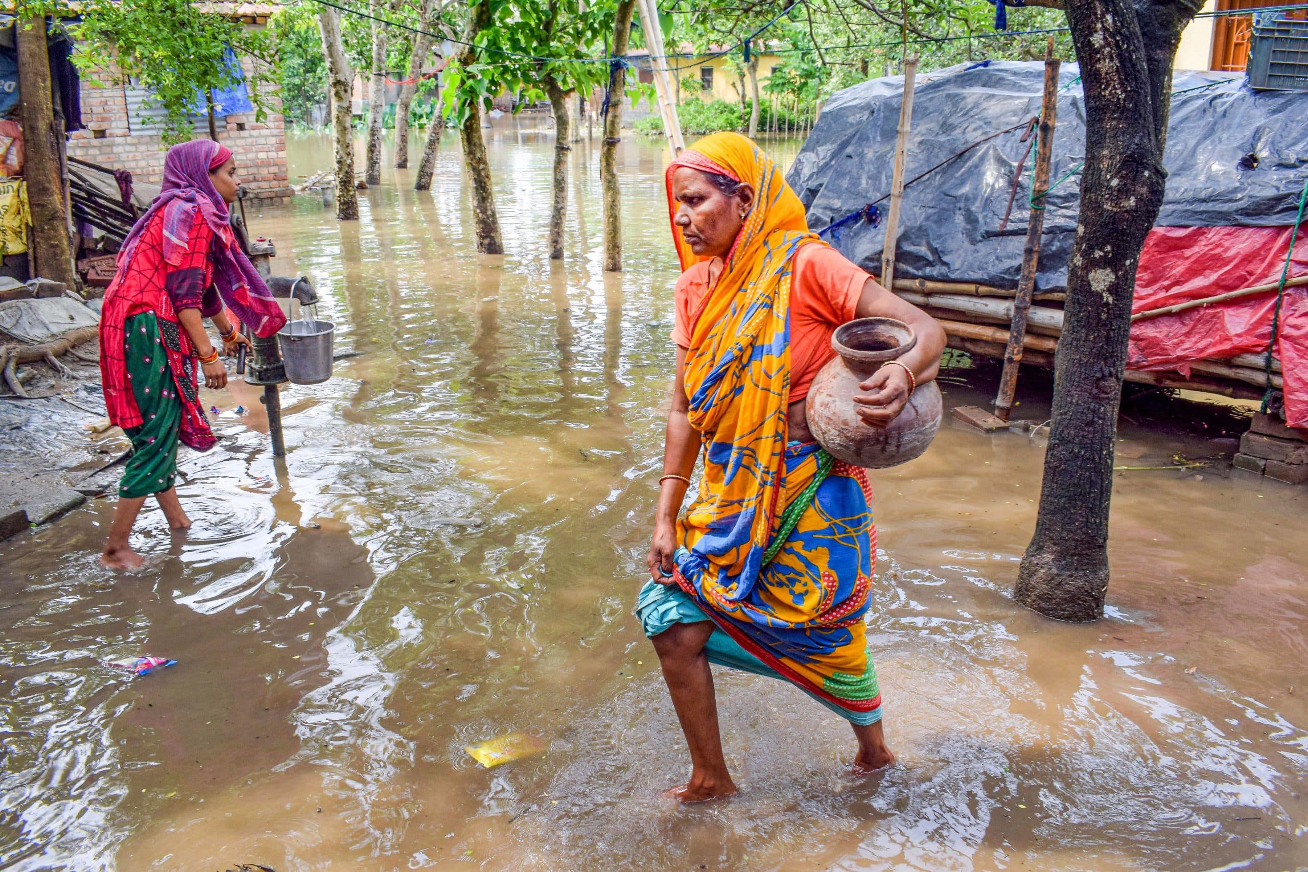 यश चक्रवात के बाद अब लगातार बारिश ढा रहा कहर, तटवर्ती इलाकों में बढ़ा जलस्तर, परेशान हैं ग्रामीण