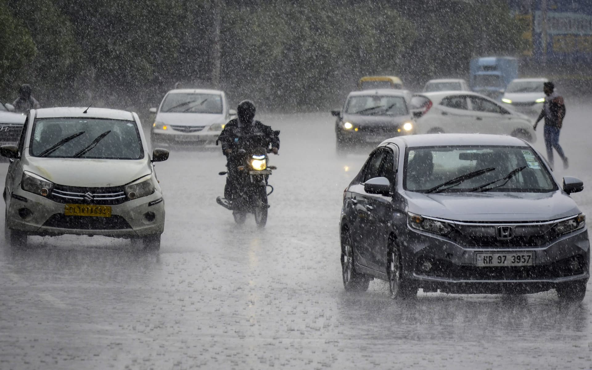 Weather Forecast: दिल्ली-NCR में बारिश, उत्तराखंड में ओले, जानिए बिहार-झारखंड समेत अन्य राज्यों का मौसम