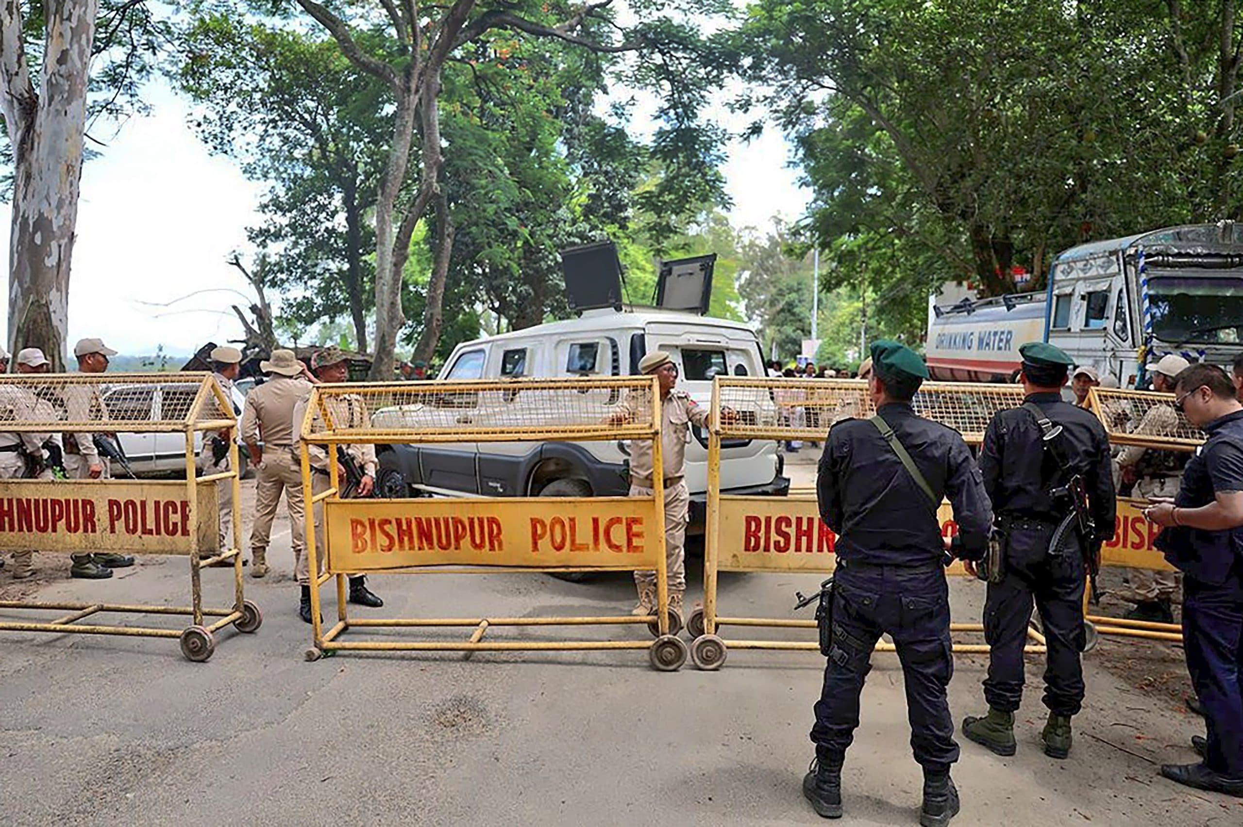 मणिपुर हिंसा: भाजपा कार्यालय पर हमला, पुलिस ने आंसू गैस के गोले दागे, मची अफरा-तफरी, देखें वीडियो