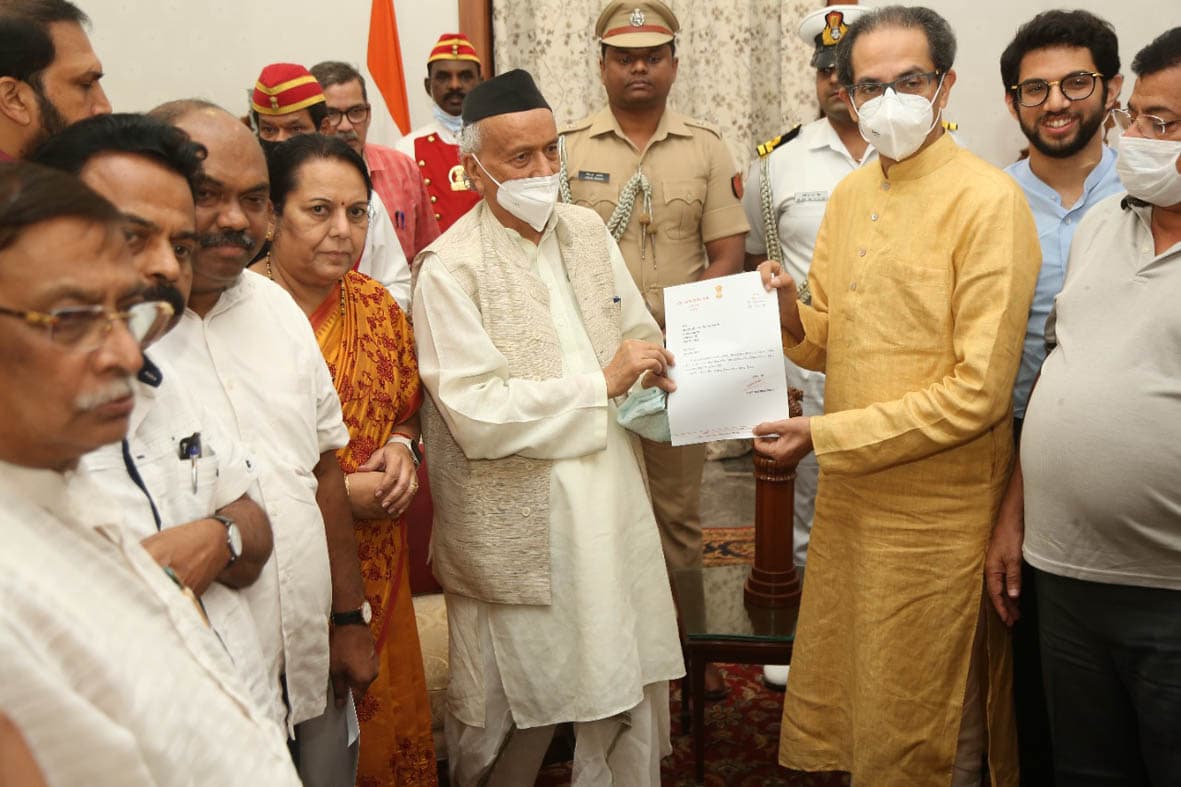 Uddhav Thackeray Resigns : इस्‍तीफा देने के बाद मंदिर पहुंचे उद्धव ठाकरे, जानें अब महाराष्ट्र का समीकरण