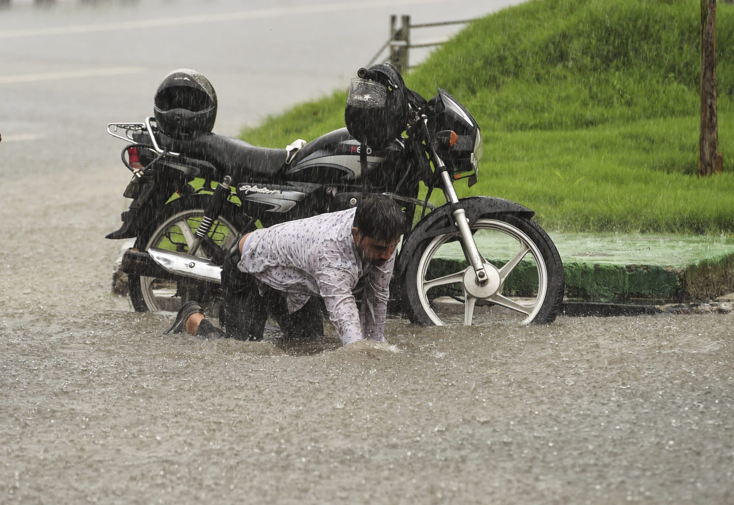 Weather Report: यूपी में अलग-अलग स्थानों पर गरज के साथ छींटे पड़ने की संभावना, जानें अन्य राज्यों का हाल