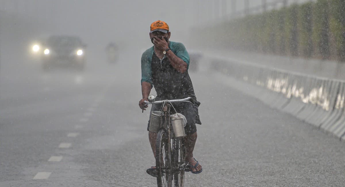 Weather : दिल्ली-मुंबई में बारिश, झारखंड-बिहार-यूपी में बरसेंगे बादल, जानें मौसम का हाल