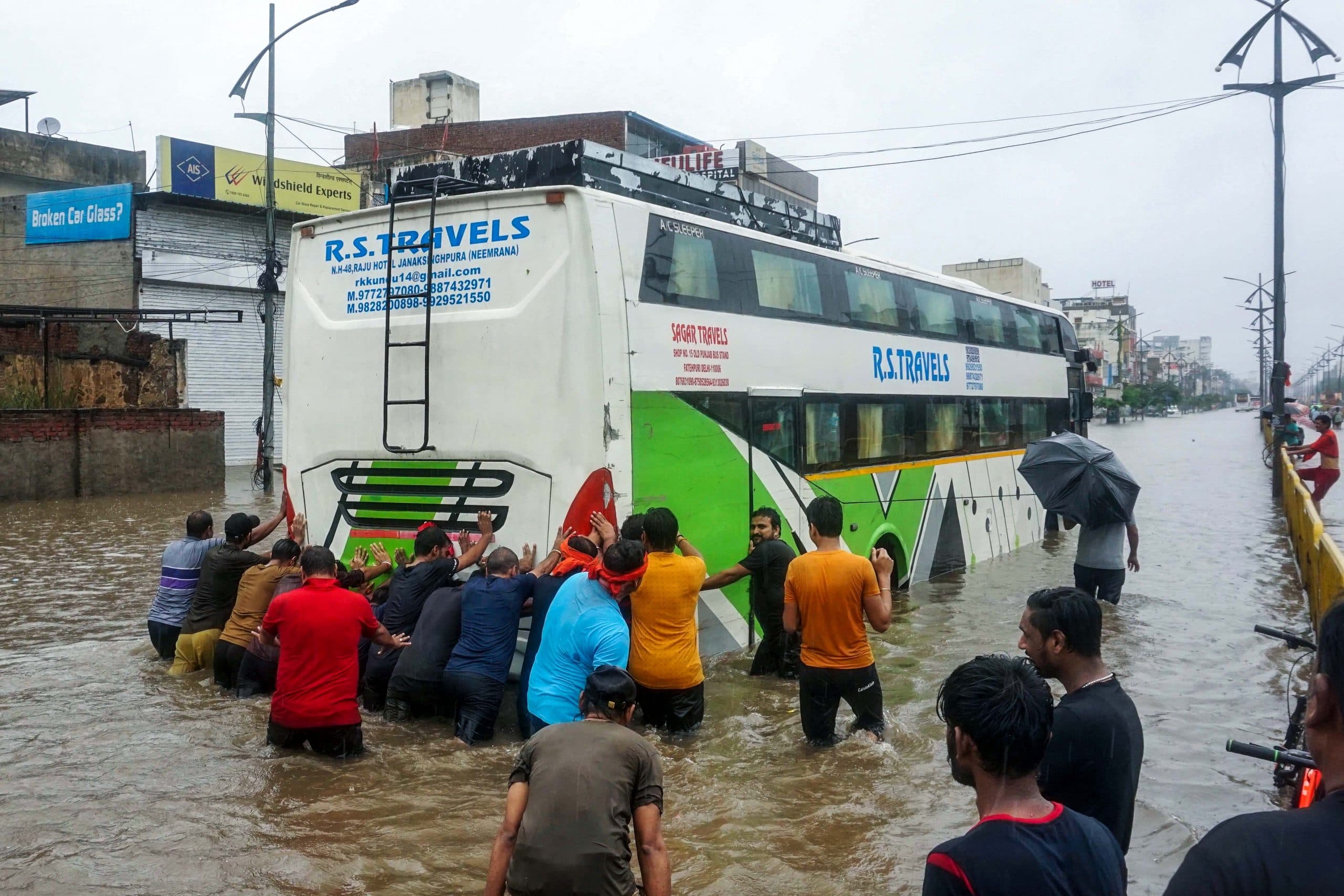 हर तरफ पानी-पानी! शिमला में डुबे कई मकान, राजस्थान-तेलंगाना का हाल बेहाल