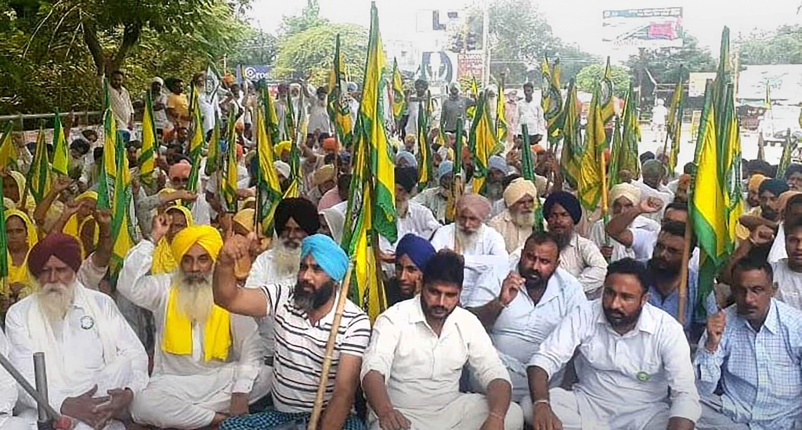 करनाल में किसानों पर लाठीचार्ज के बाद खट्टर को सत्ता में रहने का अधिकार नहीं, शिव सेना ने बोला हमला