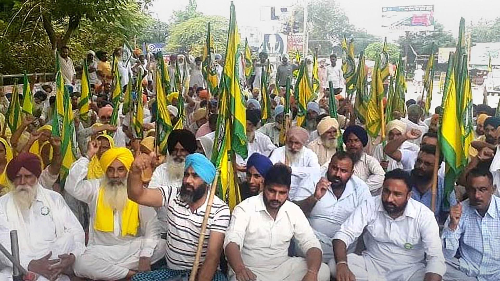 कहीं दिल्ली बार्डर न बन जाए करनाल का जिला सचिवालय, अधिकारियों से वार्ता विफल, मांग पर अड़े किसान कहीं दिल्ली बार्डर न बन जाए करनाल का जिला सचिवालय, अधिकारियों से वार्ता विफल, मांग पर अड़े किसान