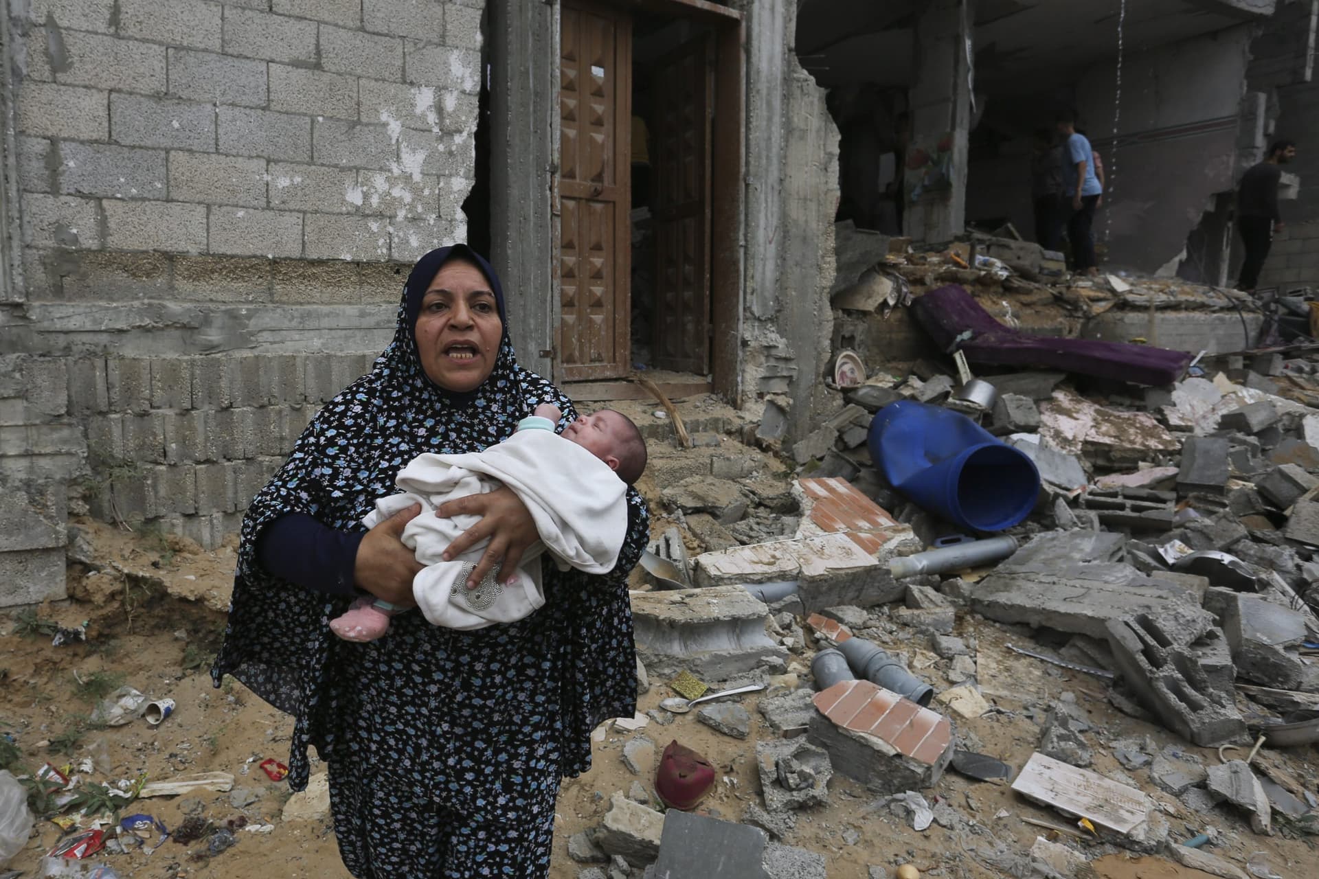 Israel Hamas War : गाजा में मची है लूट! राहत शिविर में आटा और खाने-पीने के सामानों पर टूट पड़े लोग