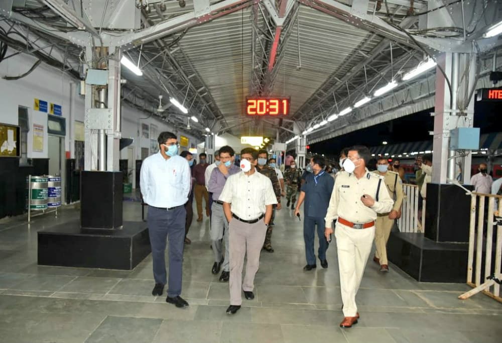 सरकार स्पेशल बसों से मजदूरों को पहुंचायेगी घर, CM हेमंत ने हटिया स्टेशन पर तैयारियों का लिया जायजा