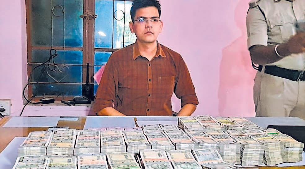 पुलिस ने पूछा- कहां से लाये थे इतने सारे रुपये इंजीनियर ने कहा- मैं बोलूंगा तो विस्फोट होगा