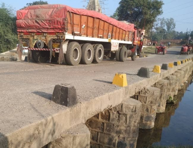 उत्तर प्रदेश प्रशासन ने कर्मनाशा पुल पर भारी वाहनों की आवाजाही रोकी, एनएच-2 पर बढ़ेगा दबाव