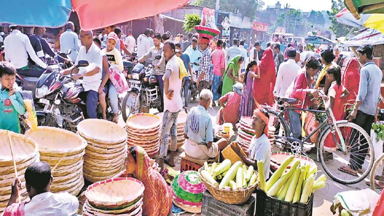 Chhath Puja को लेकर शहर से गांव तक के श्रद्धालुओं में उत्साह, बाजार में अर्घ्य का सामान लेने उमड़ी भीड़