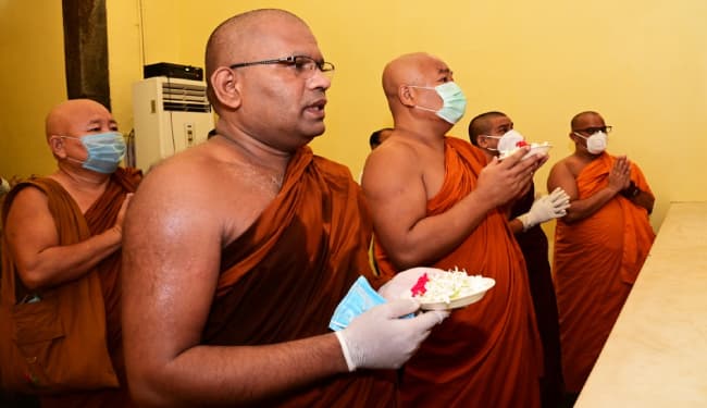 बोधगया पहुंचे सैकड़ों श्रद्धालु, सोशल डिस्टेन्सिंग के साथ बुद्ध को किया नमन, कोरोना से मुक्ति की प्रार्थना की