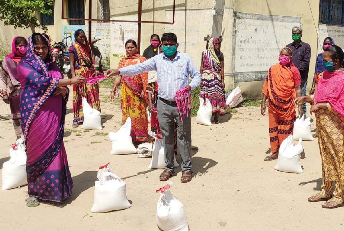 Coronavirus Outbreak: पलामू उपायुक्त की पहल पर प्रखंडों में मिलने लगा मास्क और सैनिटाइजर