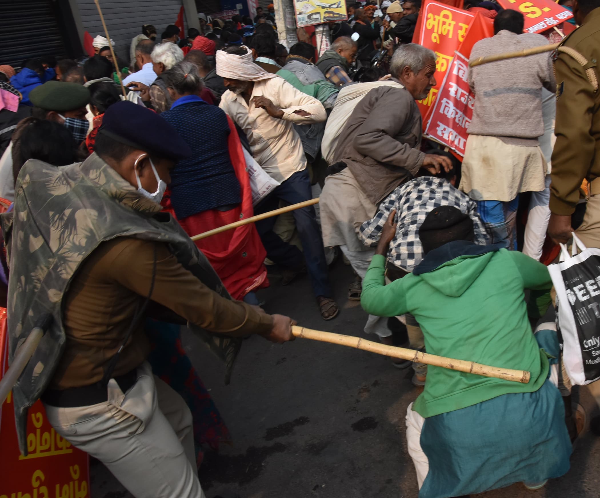 Btet मामला: 3 दिन बाद बीटेट अभ्यर्थियों पर फिर बरसीं लाठियां, पेट्रोल छिड़क आग लगाने की कोशिश