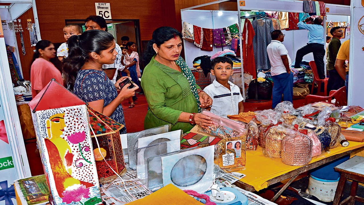 PHOTOS: त्योहारी सीजन को देखते हुए पटना के ज्ञान भवन में लगा मेला, 220 स्टॉलों पर उपलब्ध हैं कई अनोखे आइटम