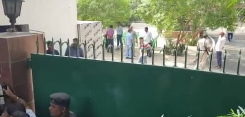 लालू परिवार के ठिकानों पर CBI का छापा :  राजद ने कहा- तोता है, तो भाजपा बोली- मेरी भूमिका नहीं