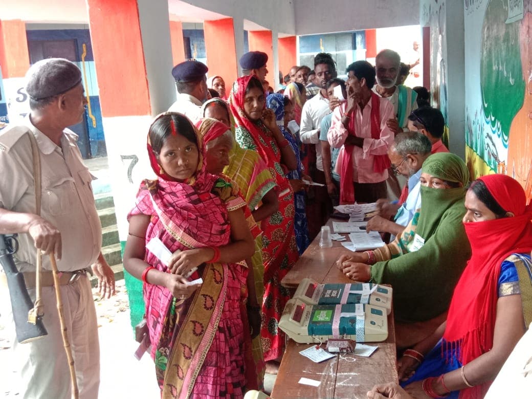 बगहा में शांतिपूर्ण तरीके से संपन्न हुआ मतदान, 53 प्रतिशत डाले गये वोट