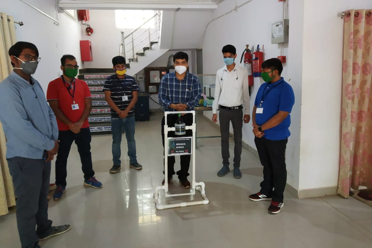 पांच दोस्तों ने मिलकर बनाया ऑटोमेटिक सैनिटाइजर डिस्पेंसर मशीन, प्रशासन को सौंपा