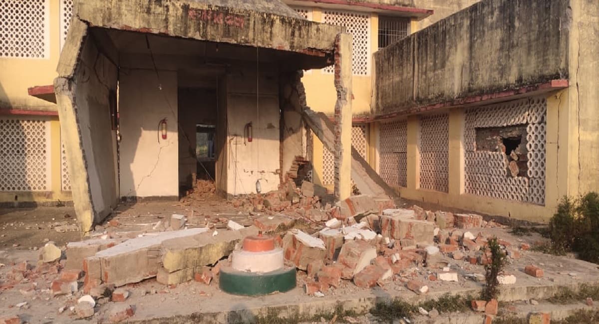 Bihar News: औरंगाबाद में नक्सलियों ने पंचायत भवन और टावर को बम से उड़ाया, घंटों तक मचाया तांडव