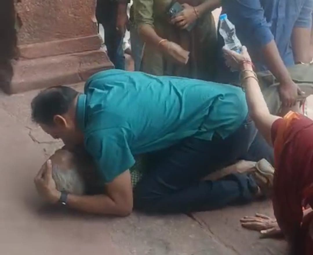 Agra News : ताजमहल में दिल्ली से आए बुजुर्ग को आया हार्ट अटैक, बेटे ने सीपीआर देकर बचाई जान