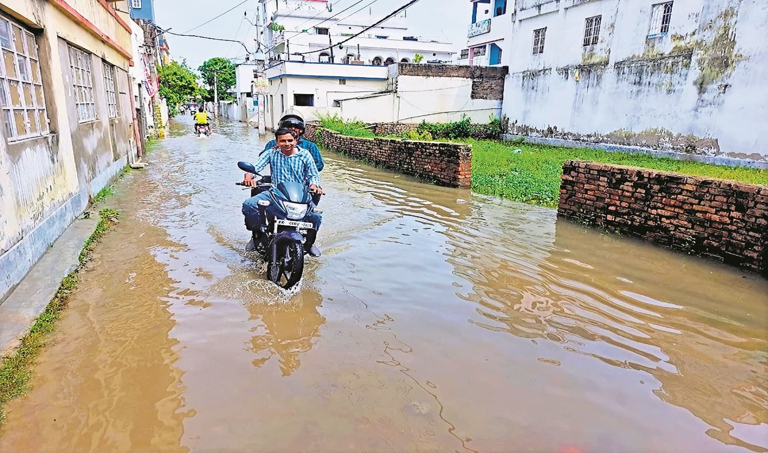 मुजफ्फपुर नगर निगम का मिशन-100 डे उड़ाही का दावा फेल, दो दिनों बाद भी मोहल्लों से नहीं निकला पानी
