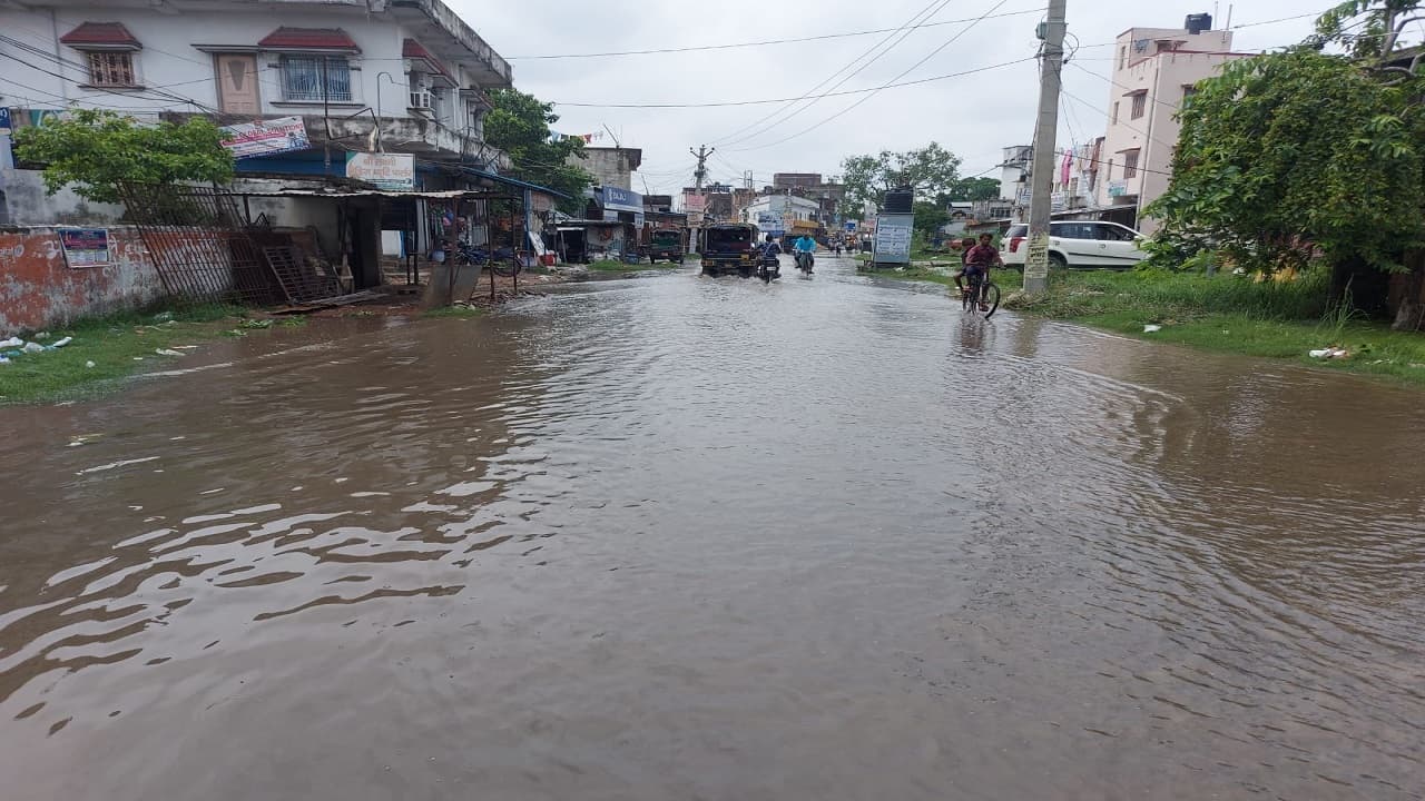 मुजफ्फरपुर में 24 घंटे से पानी में डूबे हैं एक दर्जन मोहल्ले, लोग घरों में कैद