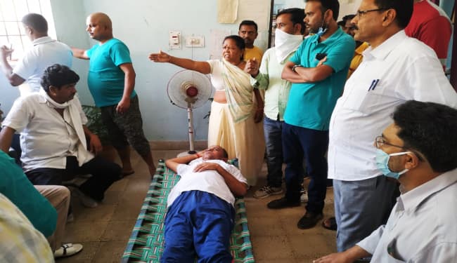 थाना परिसर में धरने पर बैठे गया के जेडीयू सांसद विजय कुमार, हाई ब्लड प्रेशर से बिगड़ी तबीयत