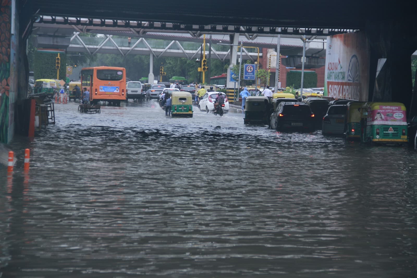 दिल्ली से हिमाचल तक बारिश से भारी तबाही, उफान पर नदियां, खिलौने की तरह बह रहे वाहन