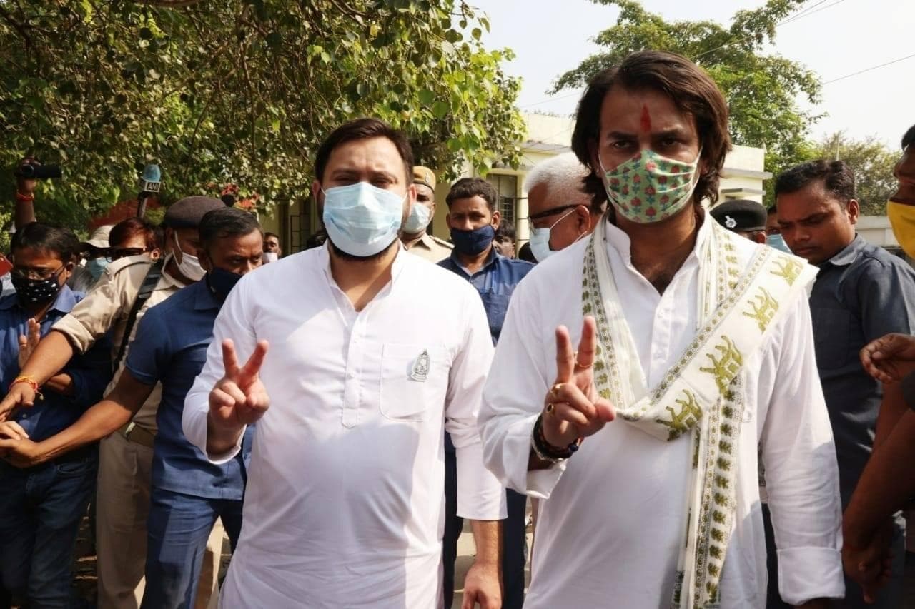 Bihar Chunav 2020 : हसनपुर की रैली में तेज प्रताप ने बजाया शंख, कहा- 'ये महाभारत की लड़ाई'