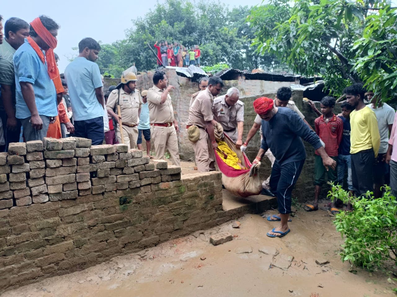 Deoria Murder Case : सीना चीर देगी नौ बीघा जमीन में छह लोगों की हत्या की कहानी, फतेहपुर छावनी में तब्दील