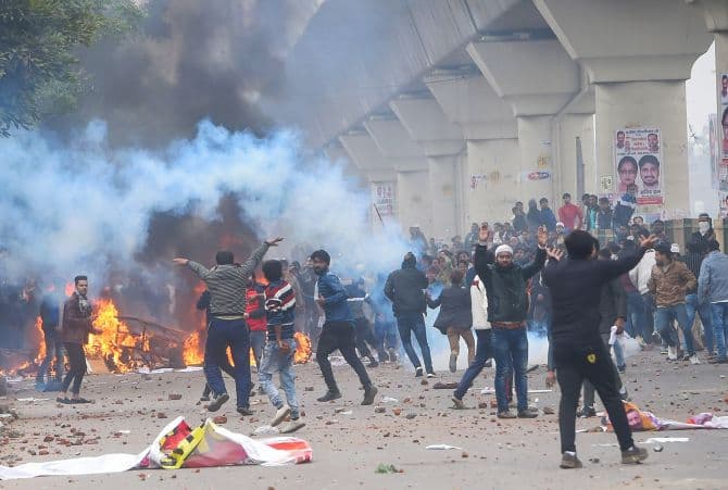 Delhi Violence: भीड़ टूट पड़ी थी पुलिस पर, ऐसे खुद को बचाने के लिए भागे तीन पुलिसकर्मी