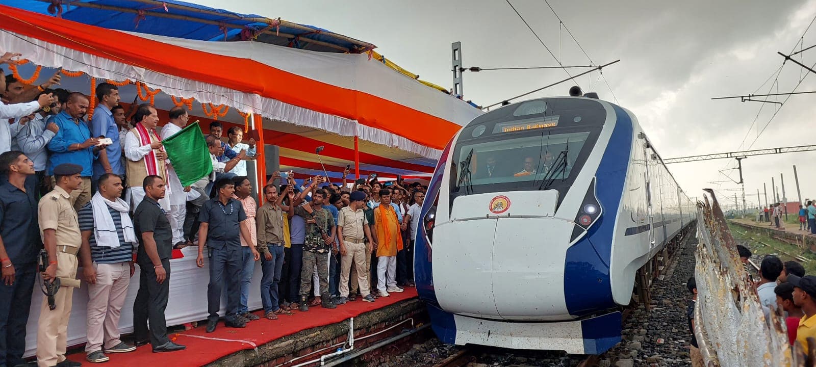 लखीसराय से गुजरी पटना-हावड़ा के बीच चलने वाली वंदे भारत, नेता प्रतिपक्ष ने दिखायी हरी झंडी
