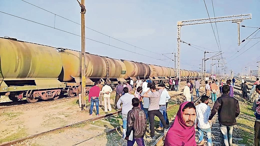 Begusarai News: अत्यंत ज्वलनशील तेल से भरा टैंकर मालगाड़ी के डिब्बे का पहिया टूटा, पायलट की मुश्तैदी से बड़ा हादसा टला