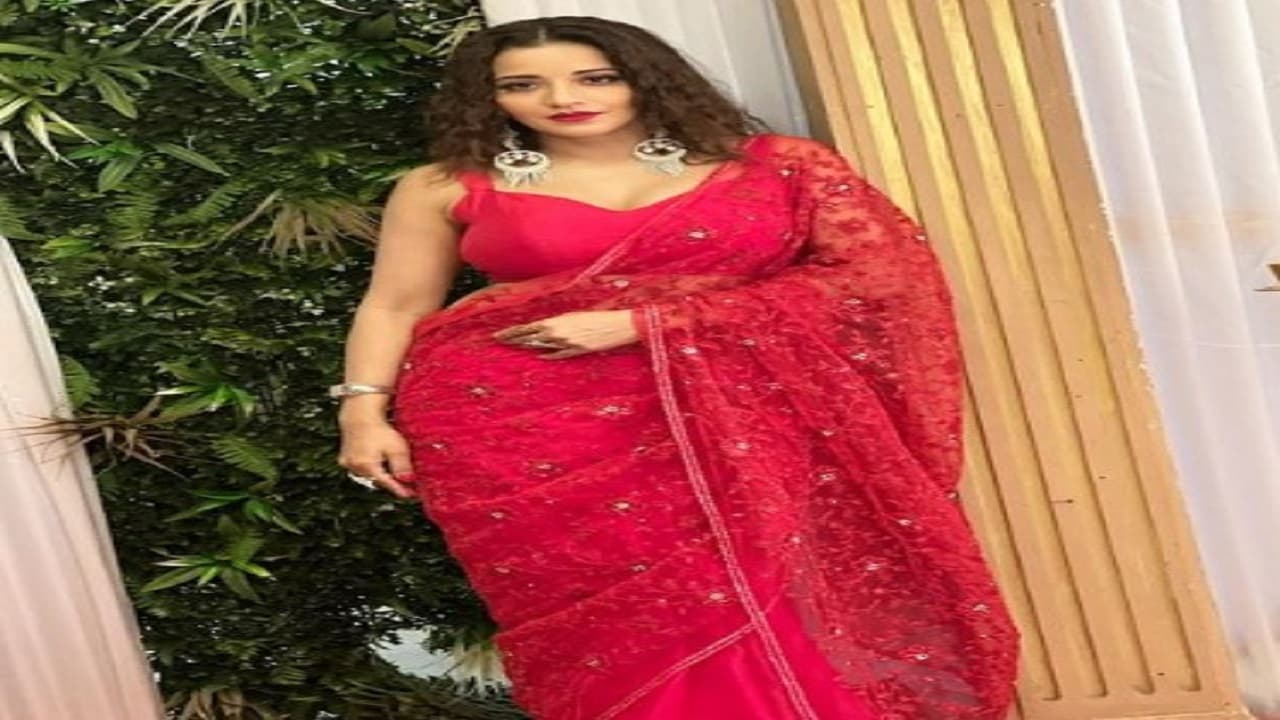 भोजपुरी अभिनेत्री मोनालिसा ने रेड आउटफिट में शेयर की तस्वीरें, फोटो देख फैंस के उड़े होश