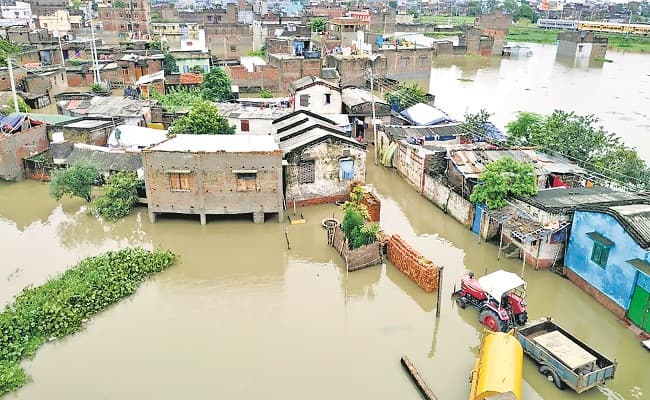 Flood News: चंपारण में बांध टूटने से गांव के अंदर घुसा बाढ़ का पानी, डॉक्टरों की छुट्टी रद्द, अलर्ट जारी
