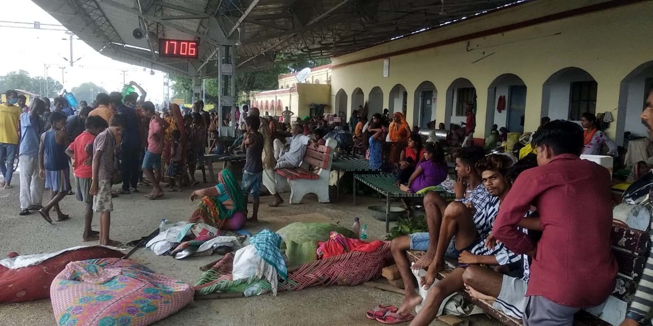 Flood in Bihar : बाढ़ के पानी में समाये मकान, रेलवे स्टेशन पर रहने को मजबूर हुए लोग