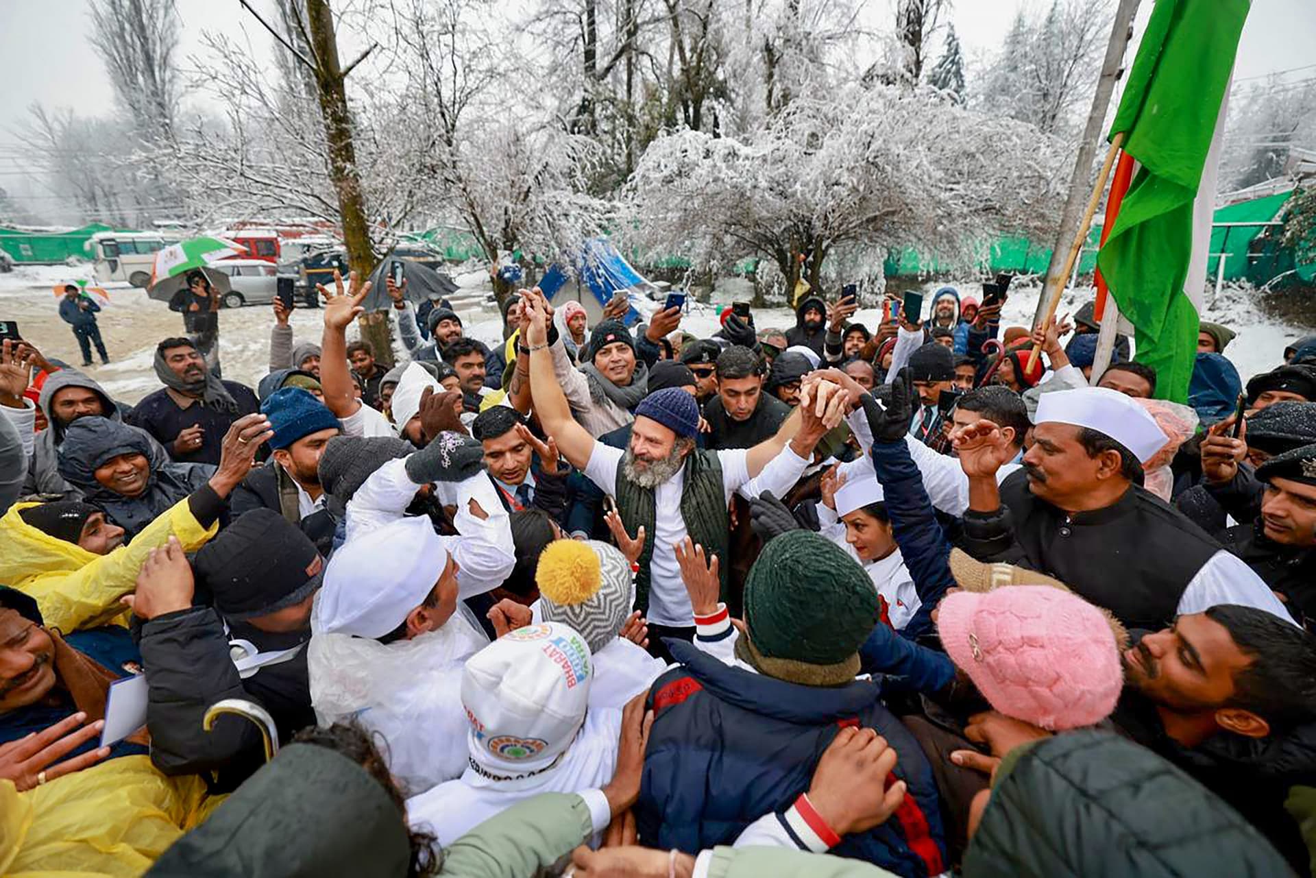 श्रीनगर में कांग्रेस में खत्म की भारत जोड़ो यात्रा, प्रियंका गांधी के साथ राहुल ने बर्फबारी का में की मस्ती
