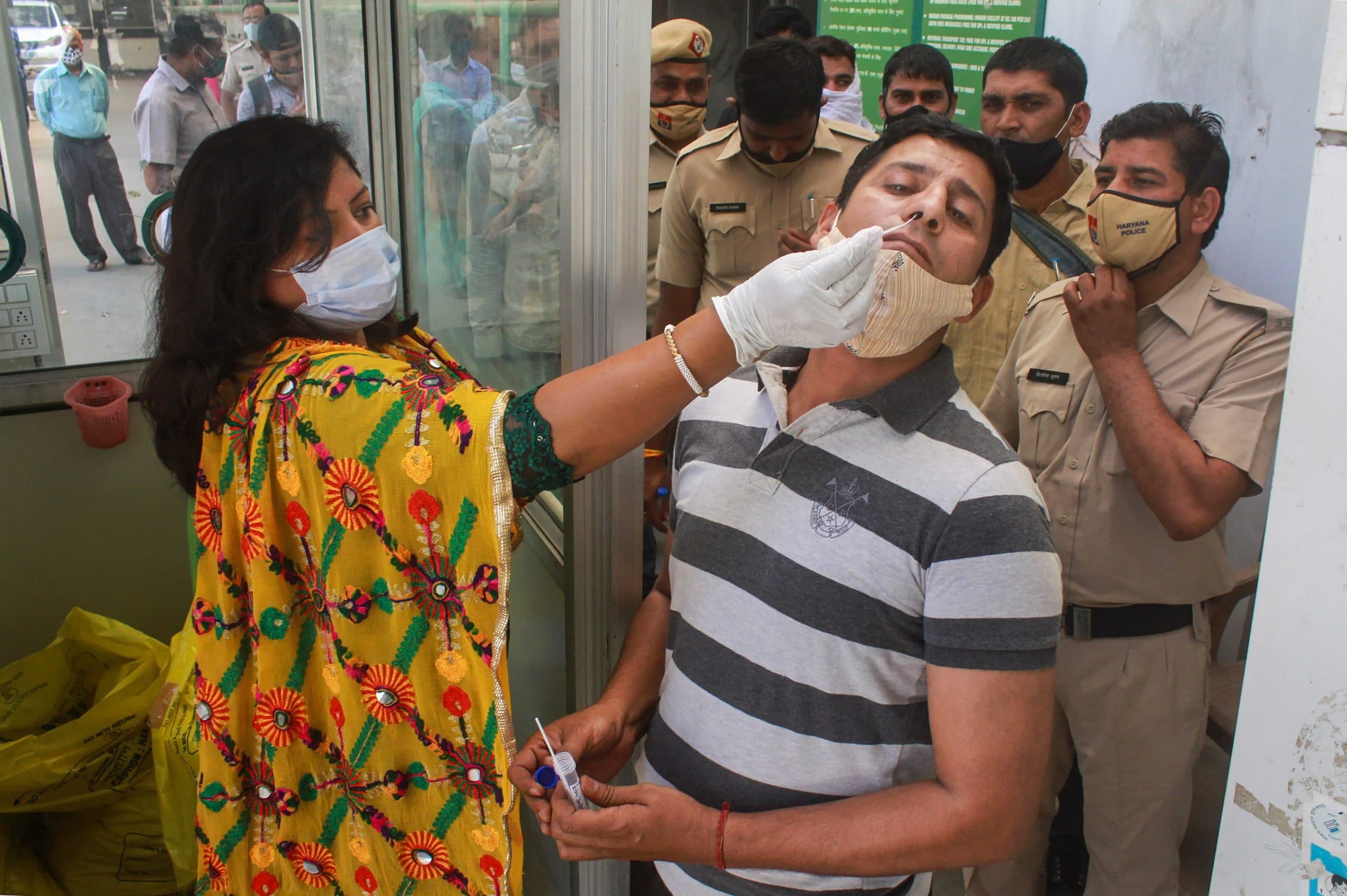 महाराष्ट्र में ओमिक्रॉन: मुंबई में धारा 144 लागू, पाबंदियों के साये में मनेगा क्रिसमस और नया साल