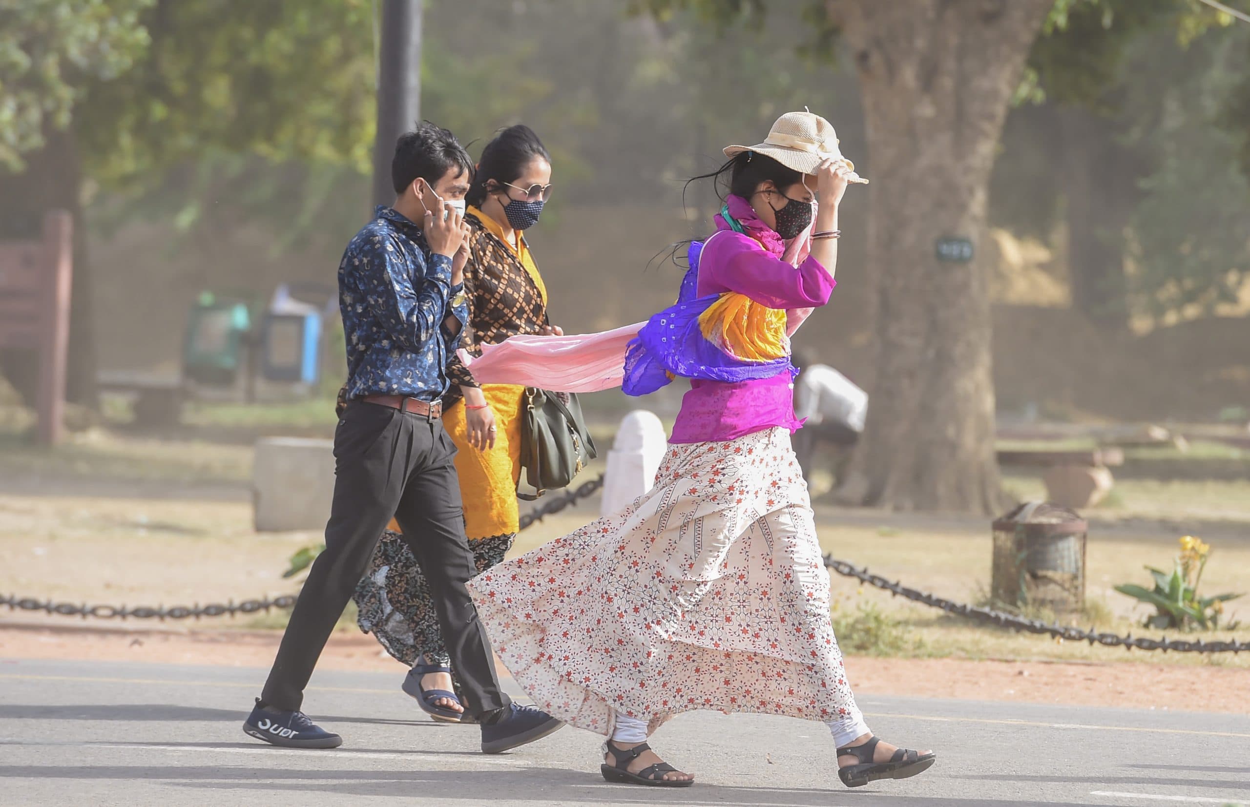 Weather Forecast :  झारखंड में बारिश, बिहार में चलेगी लू, जानें यूपी-दिल्ली सहित देश के अन्य राज्यों के मौसम का हाल