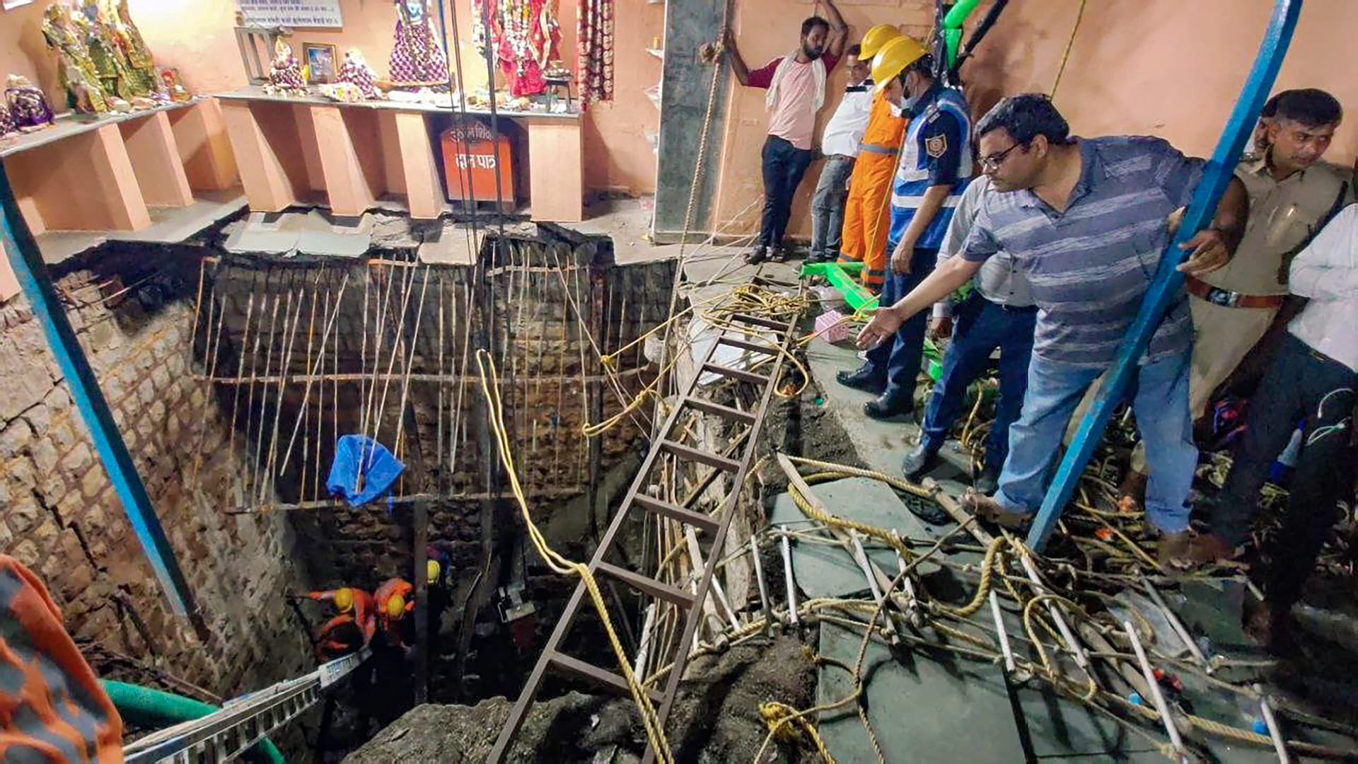 इंदौर मंदिर हादसा: बावड़ी से एक के बाद एक निकाले गये 36 शव, हादसे के बाद बदहवास थे लोग, वीडियो वायरल