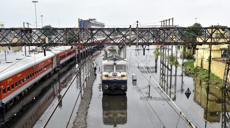 Indian Railway/ IRCTC Latest Updates : ये ट्रेनें हुईं कैंसल, घर से निकलने के पहले देख लें ये लिस्ट