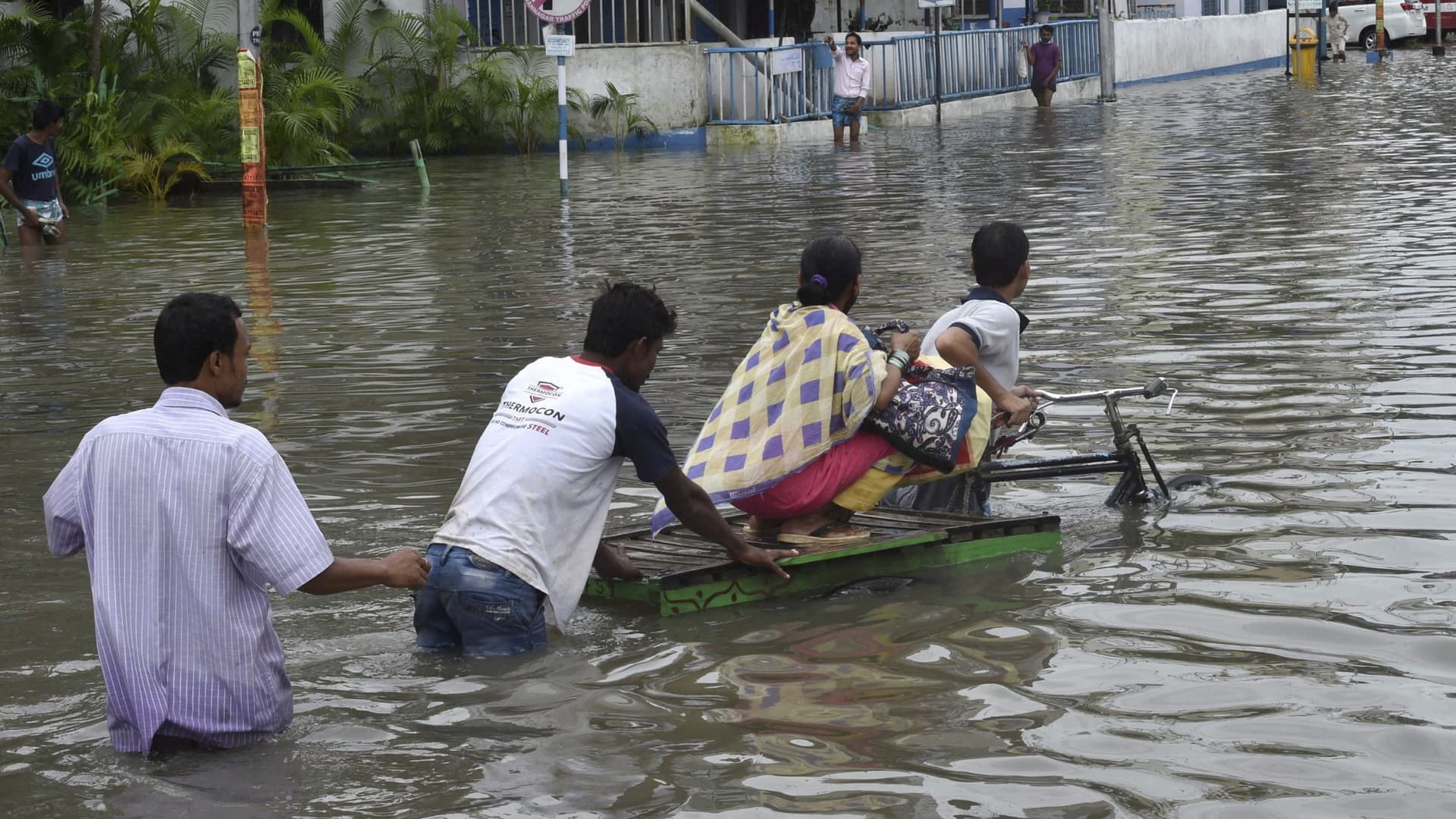 Weather Report: दिल्ली में बारिश से कई इलाकों में जलजमाव व ट्रैफिक जाम की समस्या, जानें अन्य राज्यों का हाल
