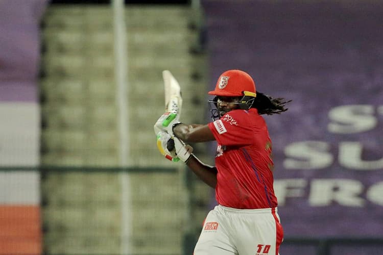 IPL 2020 RR vs KXIP : गुस्से में मैदान पर बल्ला फेंकना क्रिस गेल को पड़ा महंगा, लग गया जुर्माना