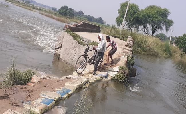 पानी के तेज बहाव के कारण लकड़ा नदी पर बना पुल ध्वस्त, यहां समय रहते प्रशासन को चेतना जरूरी नहीं तो हो सकता है बड़ा हादसा...