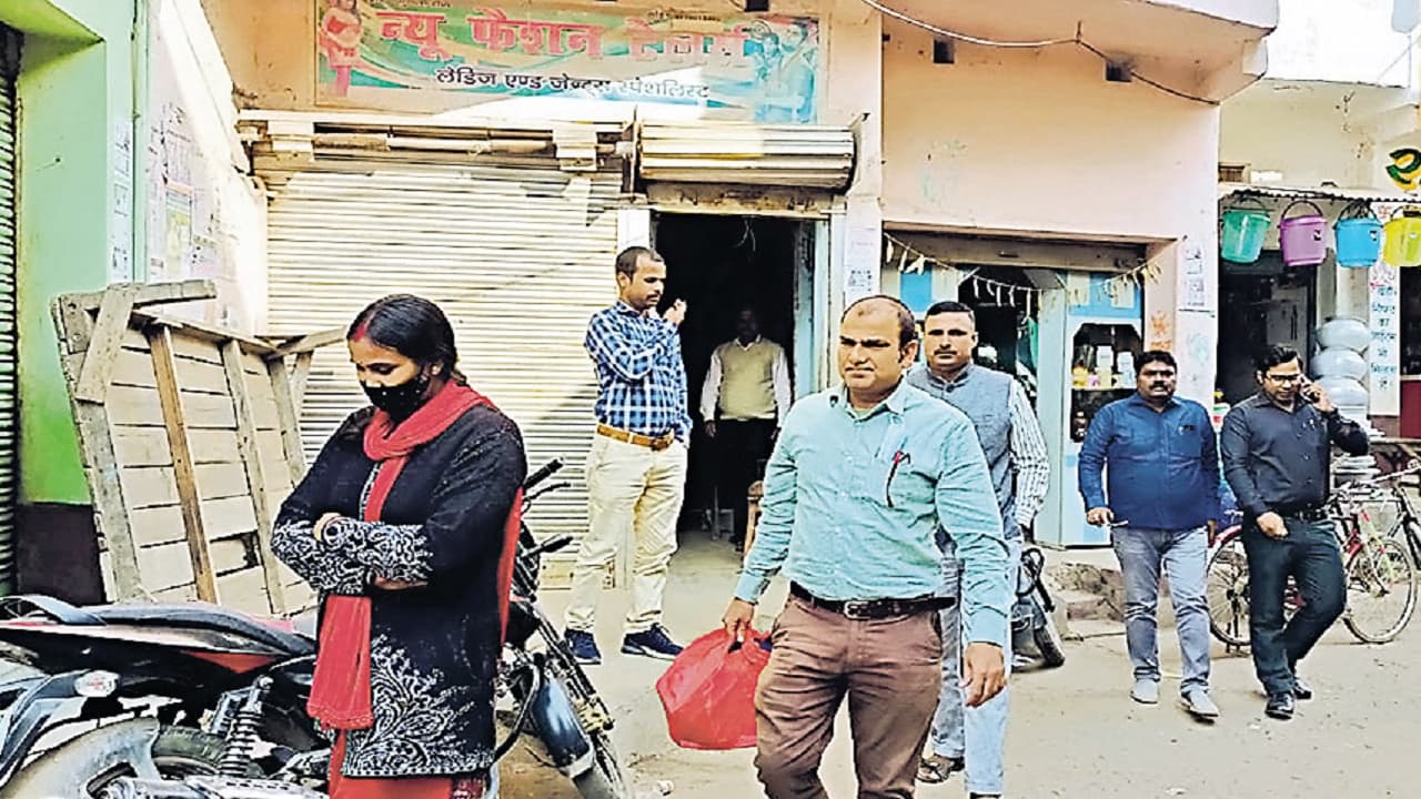 Bihar News: आर्थिक अपराध इकाई की टीम ने नवादा व गया में की छापेमारी, पोटली में बांध दस्तावेज ले गये अधिकारी