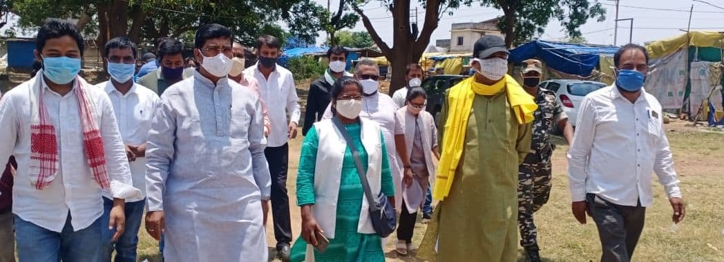 झारखंड के साहिबगंज की महिला थाना प्रभारी रूपा तिर्की की संदिग्ध मौत पर गरमायी सियासत, BJP प्रदेश अध्यक्ष दीपक प्रकाश ने मृतका के परिजनों से की मुलाकात, की ये मांग