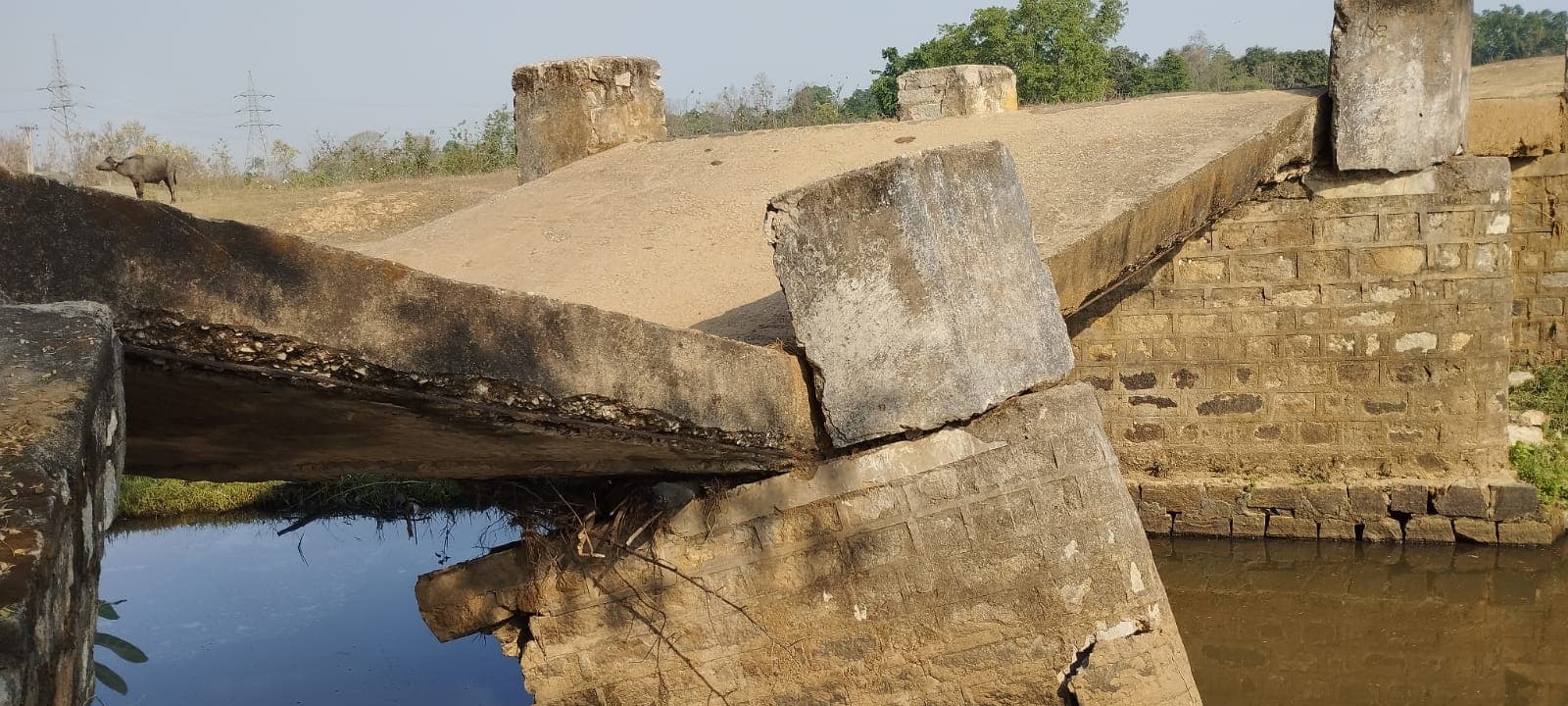 गुमला : मानसून की बारिश में ध्वस्त हो गया नाले पर बना पुल, अब स्टेशन जाना मुश्किल